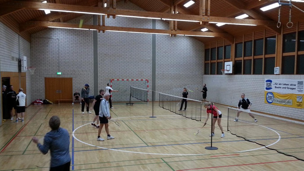 Die Begegnung fand aufgrund der Hallensanierung (nach zwischenzeitlicher Nutzung als Flüchtlingsunterkunft) nicht an gewohnter Stätte in Alsfeld, sondern in einer kleinen Schulsporthalle im Schwalmtaler Orteil Brauerschwend satt, wo die Badmintonspieler des BVA Asyl gefunden haben.