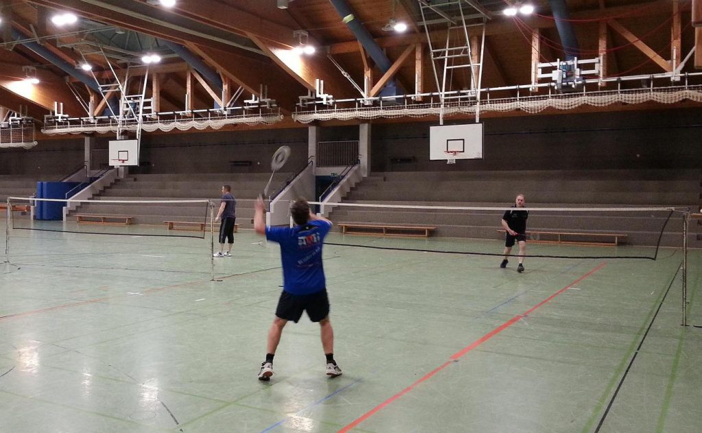 Mit seinem sehr druckvollen und präzisen Spiel erkämpfte der Linkshänder Michael Nolte (vorne) die zwei Spielgewinne für den Gastverein (fast) im Alleingang, indem er das 1.HE sowie das 2.HD (an der Seite Rainer Schwarz) gewann.